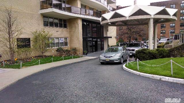 Forest Hills: Spacious Coop in High Rise Building