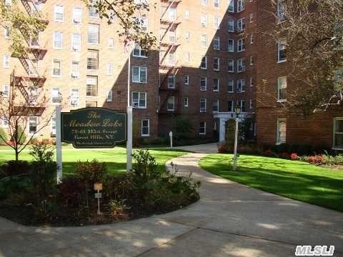 Forest Hills: Gorgeous One Bedroom in The Meadow Lake