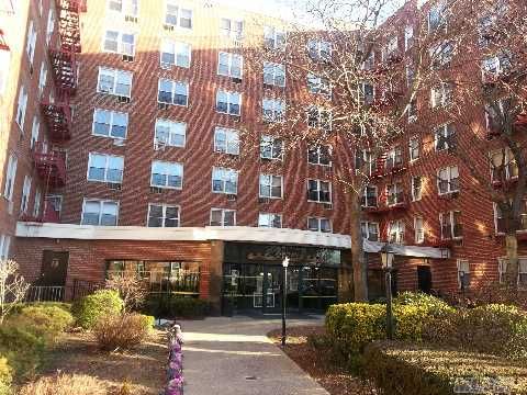 Beautiful 2 Bedroom Co-op With Open Layout For Sale in Woodside