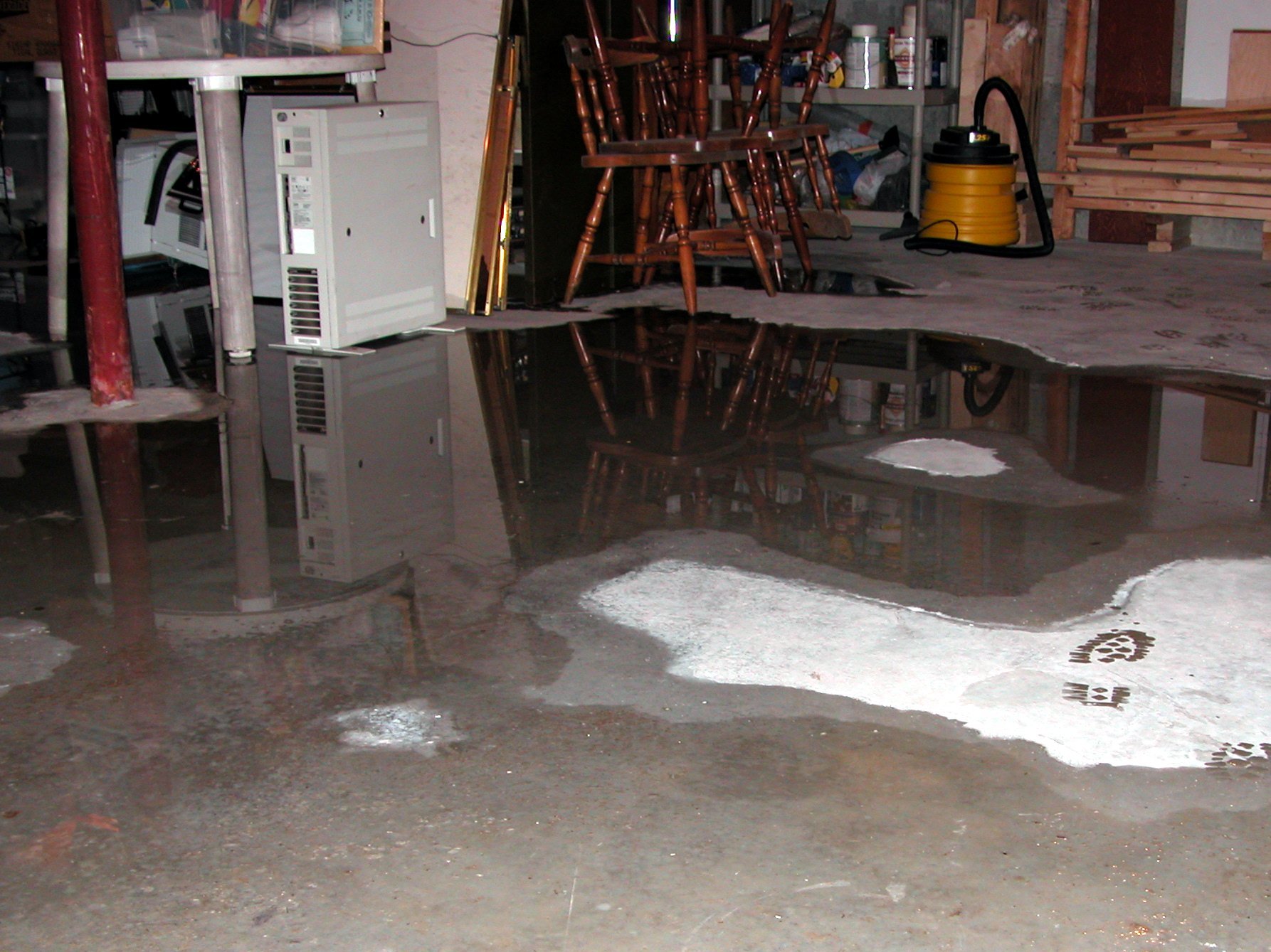 Сонник затапливает квартиру. Затопленный подвал в частном доме. Затопление подтопление подвалов. Затопило подвал в частном доме. Затопленный погреб.